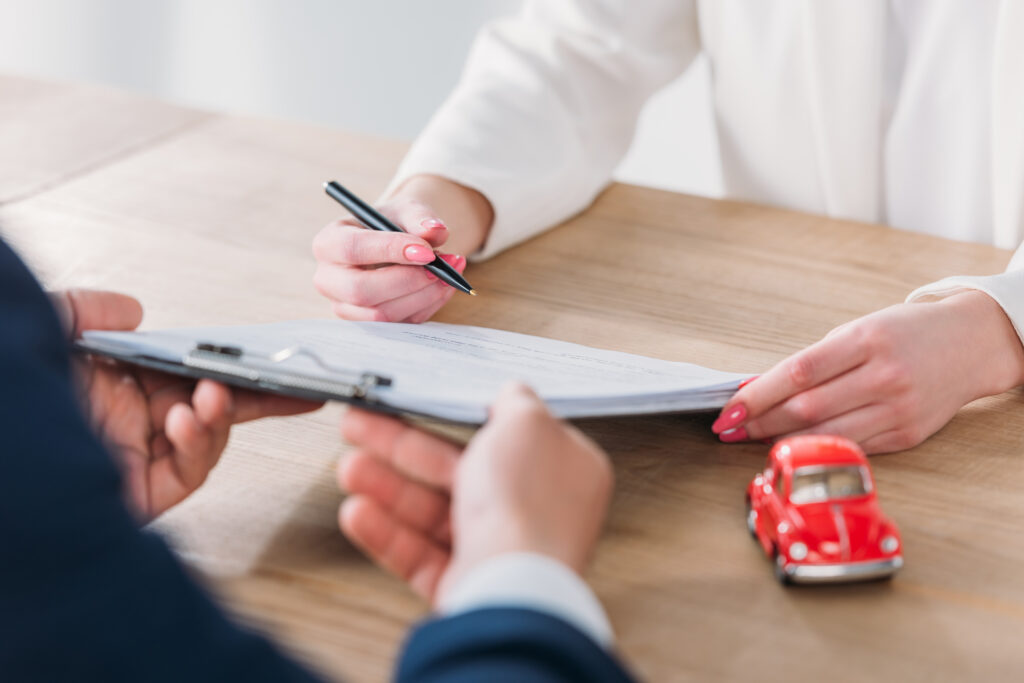 Firmando un contrato de seguro de coche en la oficina